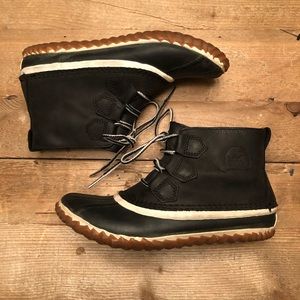 SOREL Women’s Out and About Leather Winter Shoes/boots Sz. 7